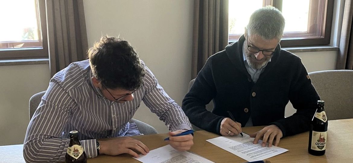 Florian_Maurer_und_Bgm._Juergen_Haindl_bei_der_Vertragsunterzeichnung