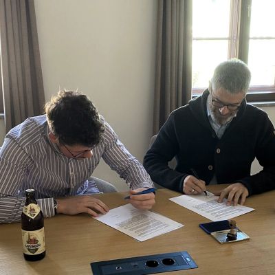 Florian_Maurer_und_Bgm._Juergen_Haindl_bei_der_Vertragsunterzeichnung