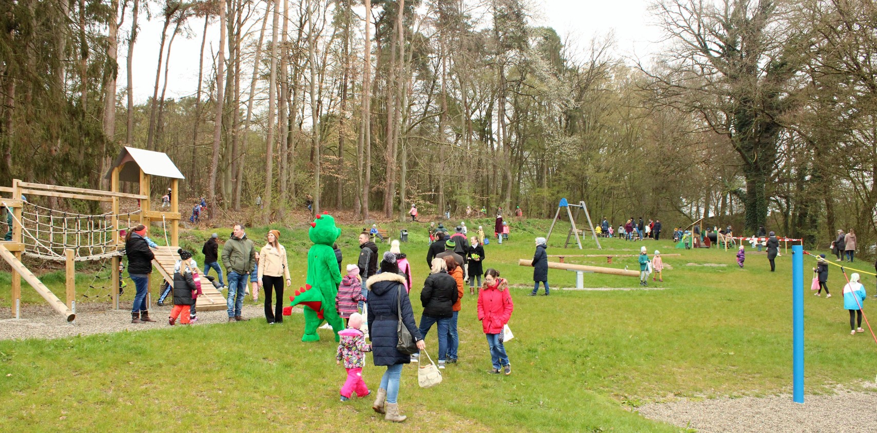 Ostereiersuche auf dem Waldspielplatz